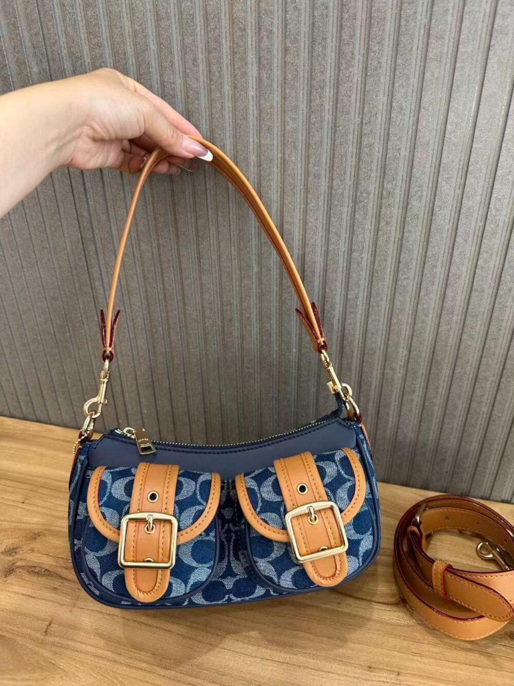 Vintage COACH underarm baguette bag